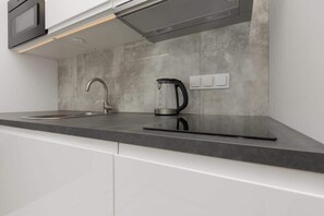 Réfrigérateur, micro-ondes, plaque de cuisson, lave-vaisselle