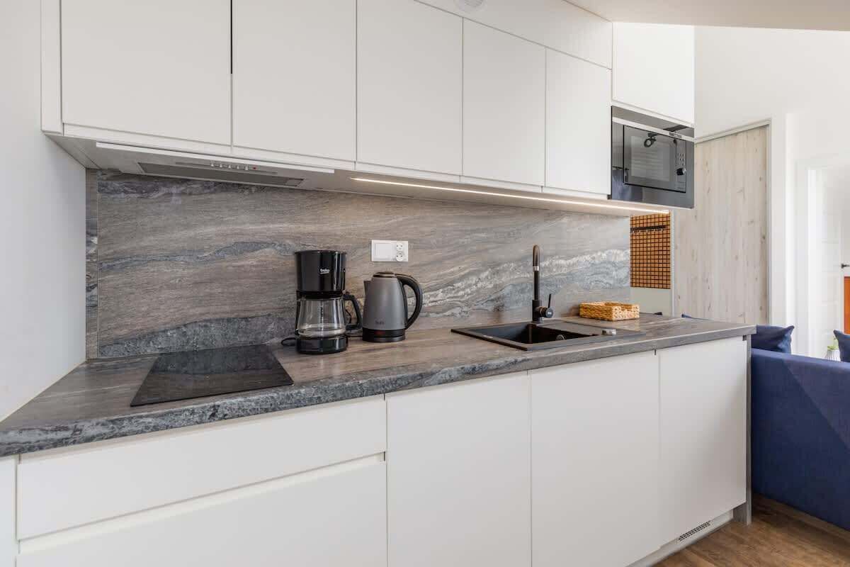 Fridge, microwave, stovetop, dishwasher