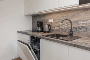 Refrigerador, microondas, parrilla de estufa y lavavajillas