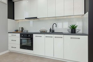 Fridge, oven, stovetop, dishwasher