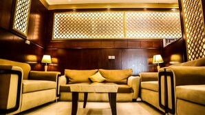 A room with a sofa set, two lamps, and a decorative screen. - Almukhtar Aldahbe (Madinah)