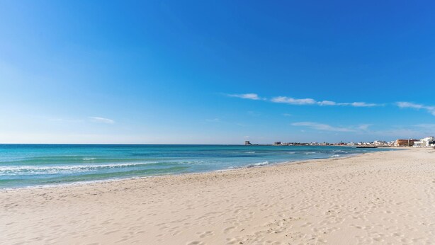 A wide sandy beach with clear blue water and a distant shoreline. - 3563 Villa del Bacino - App Rosso by Barbarhouse (Porto Cesareo)