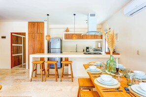 Refrigerador, parrilla de estufa y cafetera y tetera