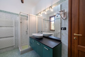 Douche, sĂšche-cheveux, bidet, serviettes fournies