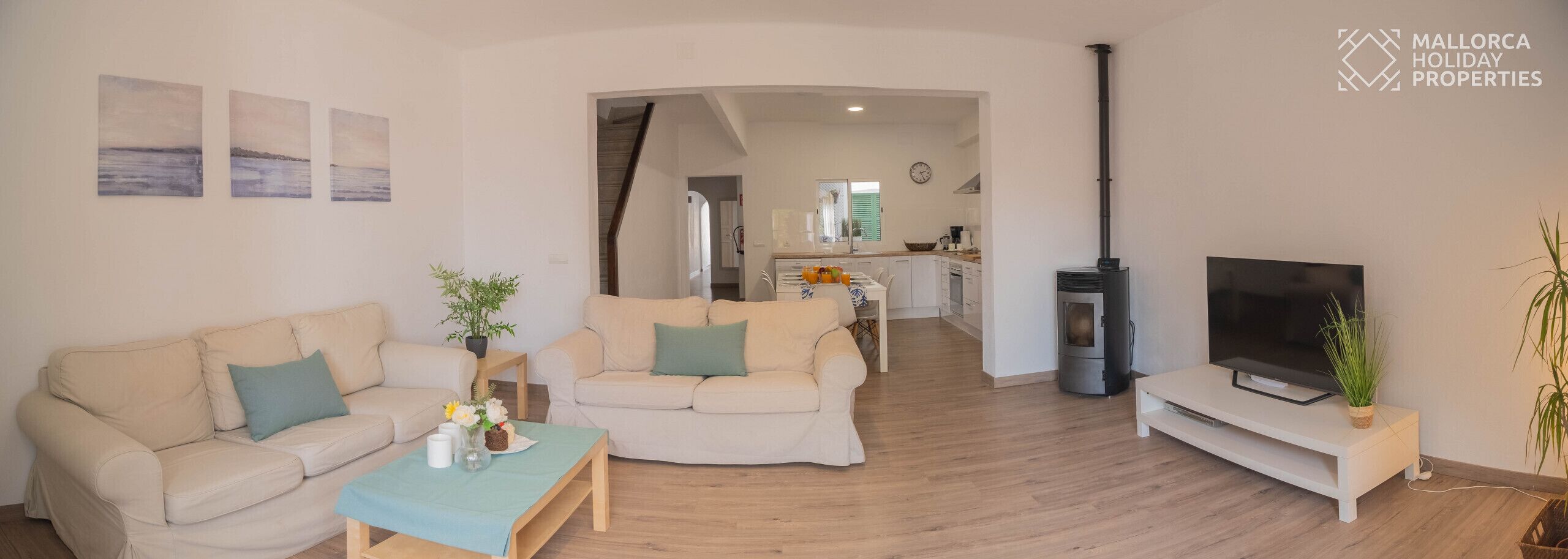 Una televisión, una chimenea, una mesa de tenis de mesa