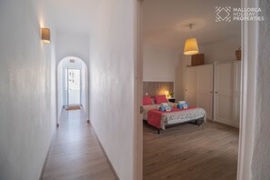 4 bedrooms, iron/ironing board, free WiFi, bed sheets