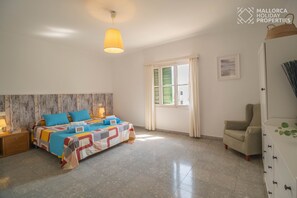 4 bedrooms, iron/ironing board, free WiFi, bed sheets