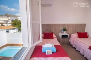 4 bedrooms, iron/ironing board, free WiFi, bed sheets