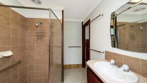 Bruser, hårtørrer, håndklæder