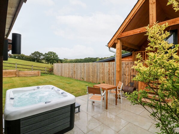 Outdoor spa tub - Spicery Barn Loft (Exeter)