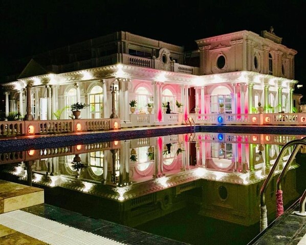 Exterior - Dream Palace (Tohka)