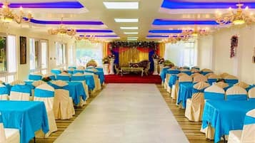 Khu vực ăn uống tại phòng