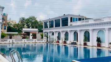 15 kolam renang terbuka