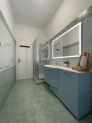 Dusche, Haartrockner, Bidet, Handtücher