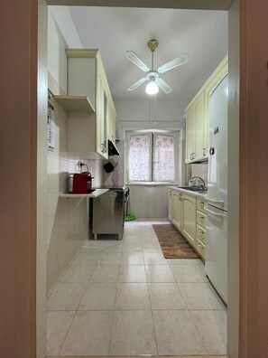 Kühlschrank, Ofen, Herdplatte, Wasserkocher mit Kaffee-/Teezubehör