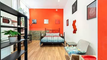 Ferros/tábuas de passar roupa, berço de viagem, Wi-Fi, roupa de cama