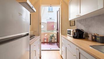 Fridge, microwave, stovetop, coffee/tea maker