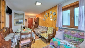 家庭公寓, 2 間臥室, 陽台 (Appartamento 7 Bello Mountain View) | 起居區 | 平面電視