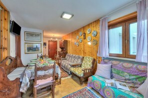 Family Apartment, Multiple Bedrooms (Appartamento 7 Bello Mountain View) | Living area | 21-inch flat-screen TV with digital channels - Appartamento 7 Bello Mountain View (Sauze d'Oulx)