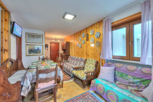 Apartamento família, 2 quartos (Appartamento 7 Bello Mountain View) | Área de estar | TV de tela plana 21 polegadas com canais digitais