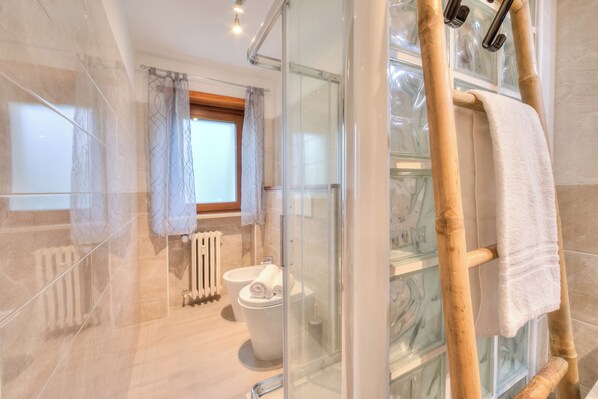 Family Apartment, Multiple Bedrooms (Appartamento 7 Bello Mountain View) | Bathroom | Shower, hair dryer, bidet, towels - Appartamento 7 Bello Mountain View (Sauze d'Oulx)