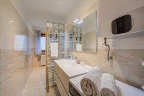 패밀리 아파트, 침실 여러 개 (Appartamento 7 Bello Mountain View) | 욕실 | 샤워 시설, 헤어드라이어, 비데, 타월
