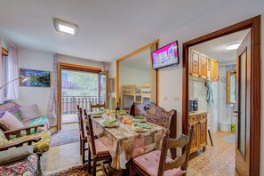 Apartemen Keluarga, beberapa kamar (Appartamento 7 Bello Mountain View) | Area keluarga | Televisi layar datar 21-inci dengan saluran TV digital