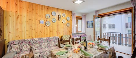 Family Apartment, Multiple Bedrooms (Appartamento 7 Bello Mountain View) | Dining