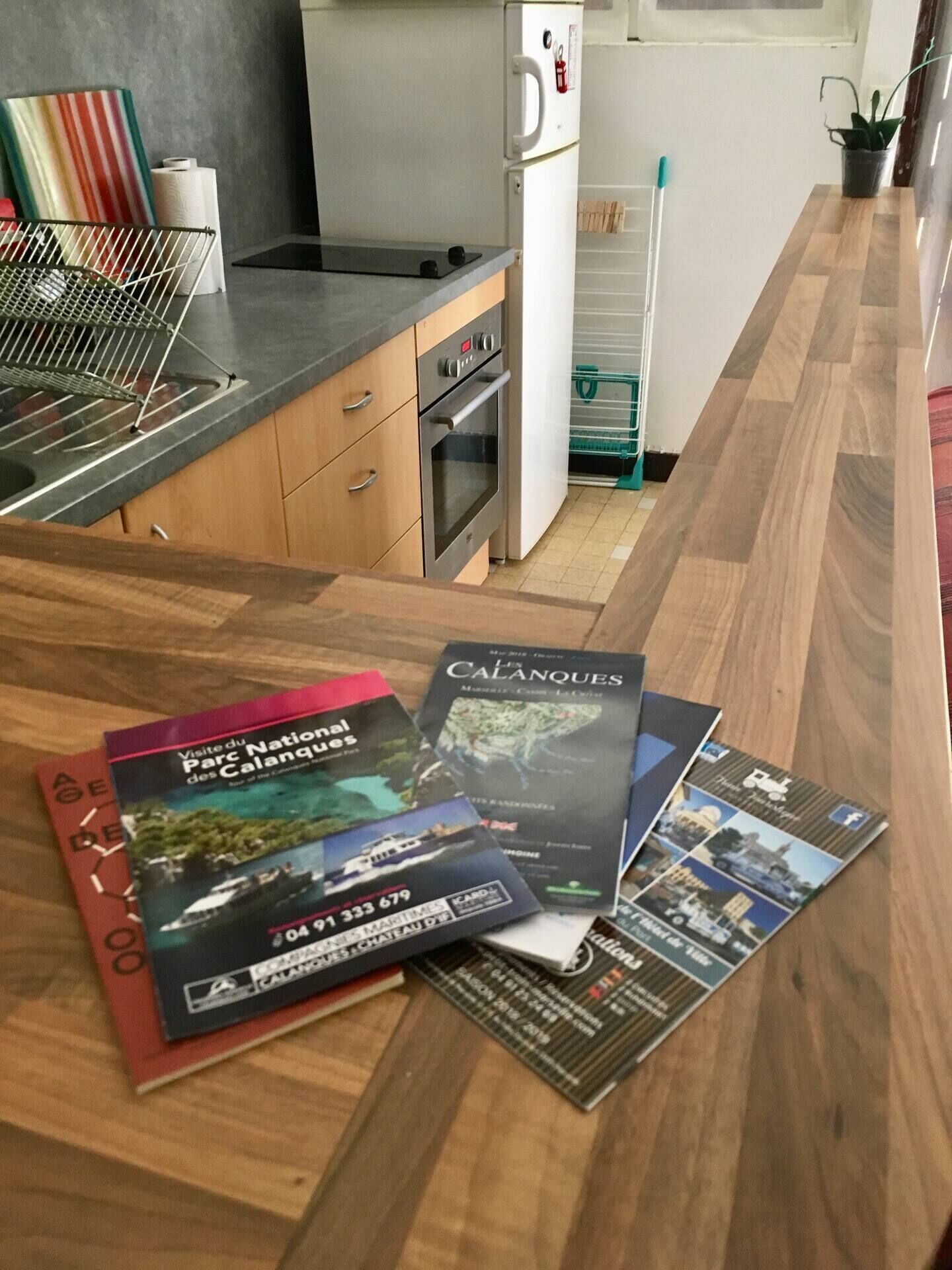 Réfrigérateur, micro-ondes, plaque de cuisson, cafetière/bouilloire