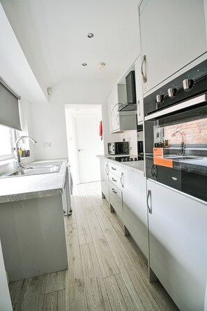 Køleskab, mikrobølgeovn, ovn, køkkentøj/tallerkener/redskaber