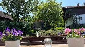A wooden table with two potted plants and a candle in the center. - Landgasthof Blasini - Pfahlhof (Zandt)