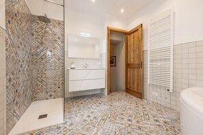 Een douche, een bubbelbad, een haardroger, een bidet