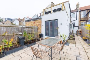 Basic House, 2 Double Beds | Outdoor dining