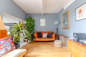 Basic House, 2 Double Beds | Living area