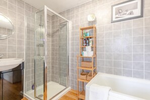 Basic-hus - 2 dobbeltsenge | Badeværelse | Håndklæder, Sæbe, Shampoo, Toiletpapir