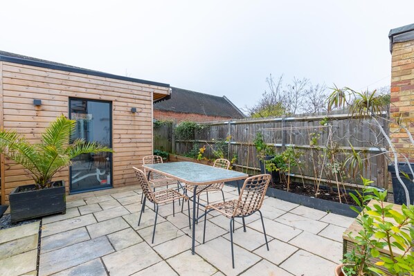 Basic House, 2 Double Beds | Outdoor dining