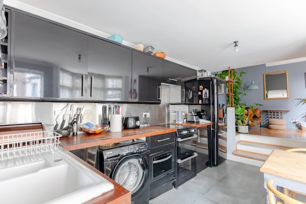 Basic House, 2 Double Beds | Private kitchen