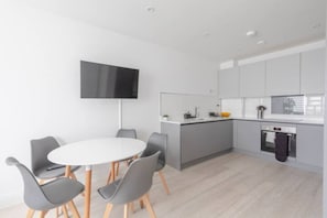 Dining - Spacious 4BD Townhouse - Near Stratford City! (London)