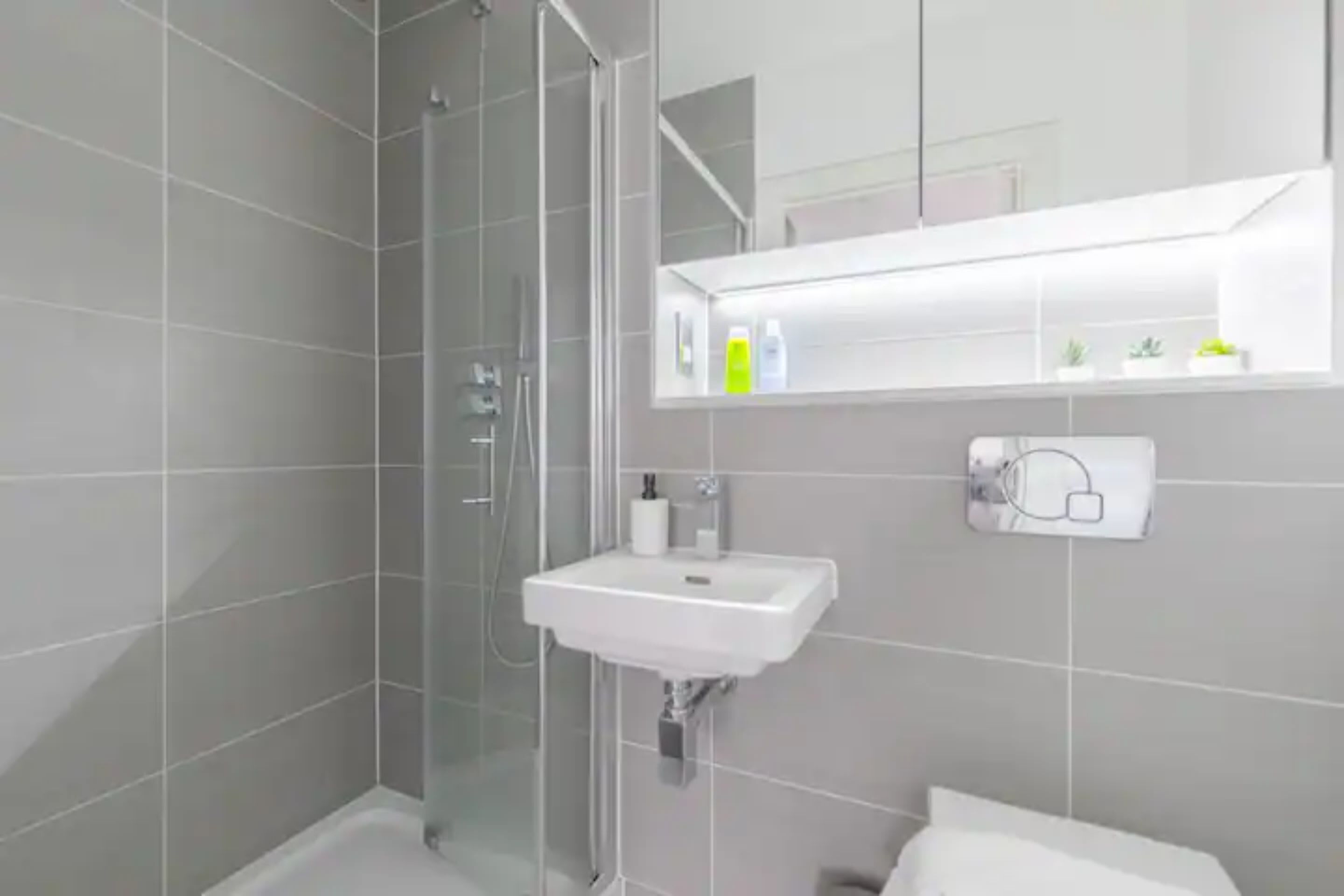 Basic Townhome, Multiple Beds | Bathroom | Hair dryer, towels, soap, shampoo