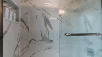 Bañera, secador de pelo, toallas, shampoo