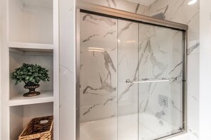 Badewanne, Haartrockner, Handtücher