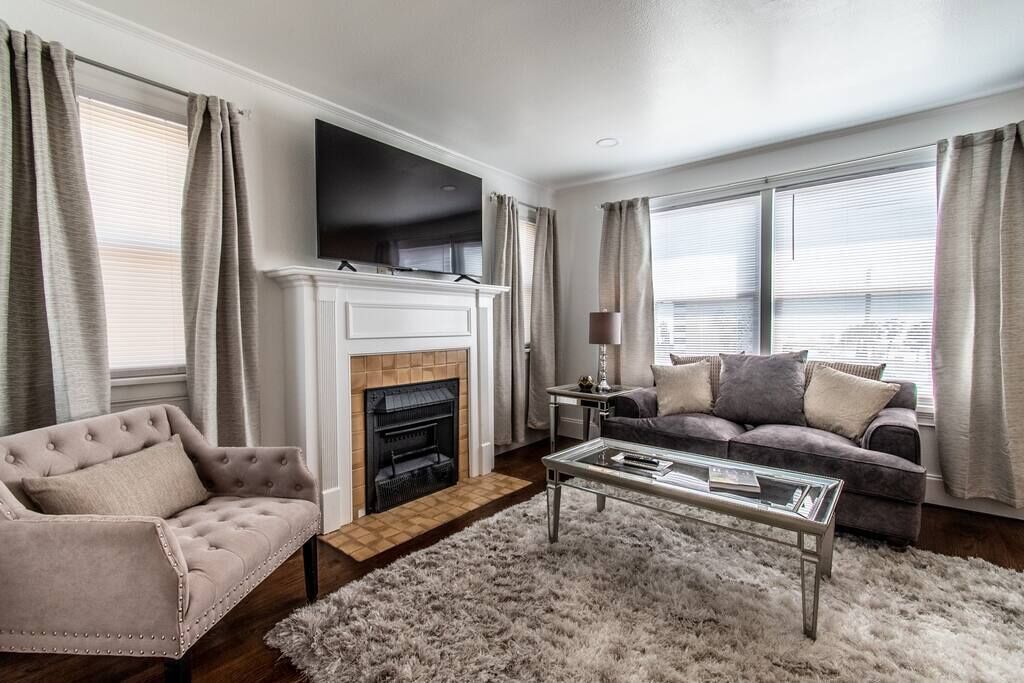 TV, fireplace