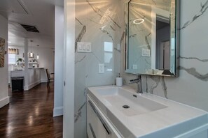 浴缸、風筒、提供毛巾