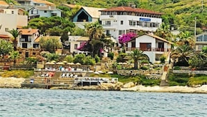 A coastal town with houses and a beach. - Arya Hotel Karaburun (Karaburun)