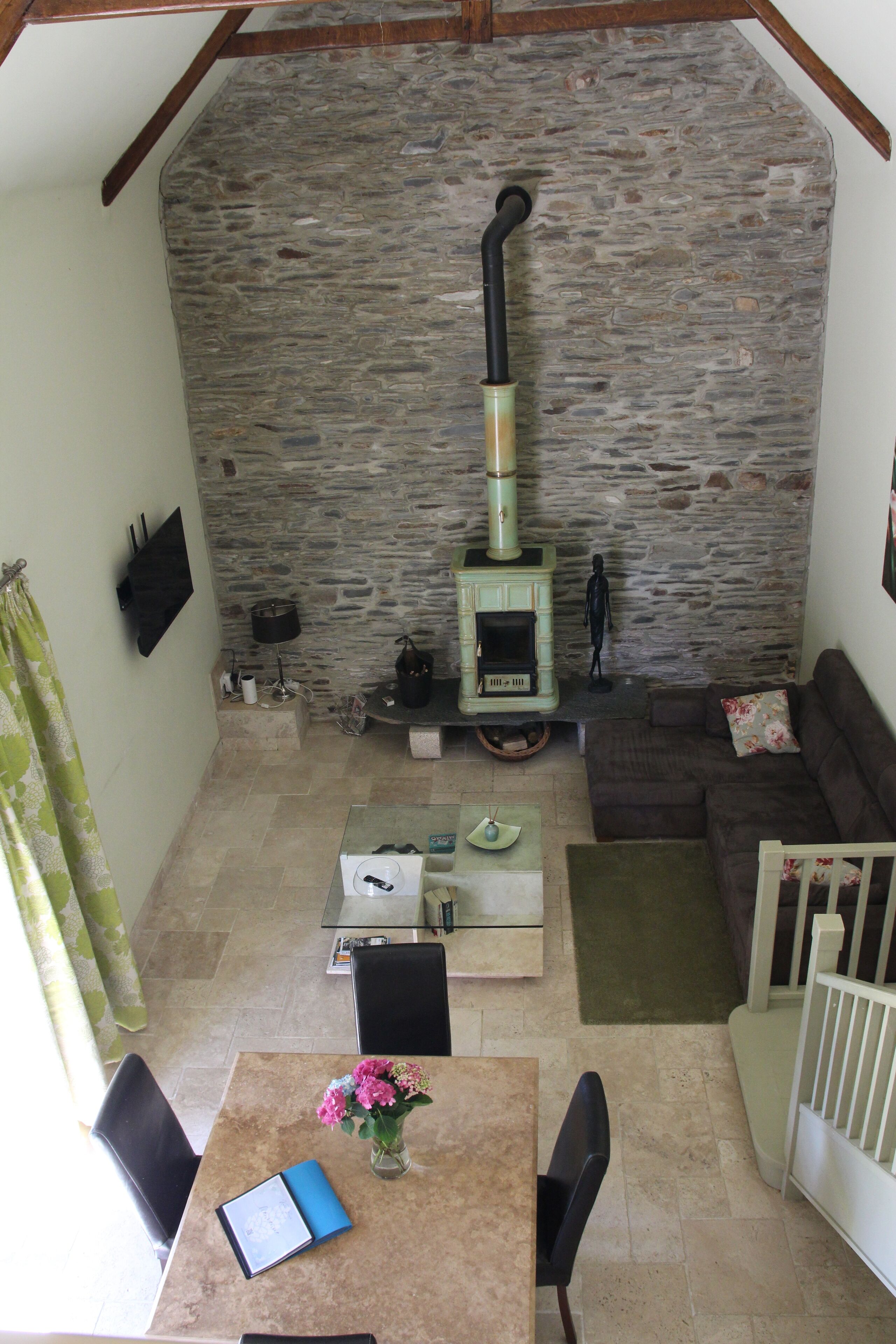 智能电视、壁炉、DVD 播放器、书