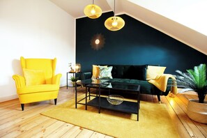 Een smart-tv en boeken