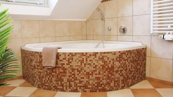 Haartrockner, Handtücher, Seife, Shampoo