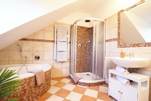 Hair dryer, towels, soap, shampoo - Boho-artstudio: Schicke Designer-wohnung mit Workspace +zentral+wifi+alexa+ (Duisburg)