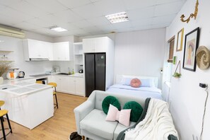 Luxury Room | Desk, free WiFi, bed sheets - Capital Cau Giay Hotel (Hanoi)