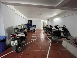 Parking - Capital Cau Giay Hotel (Hanoi)
